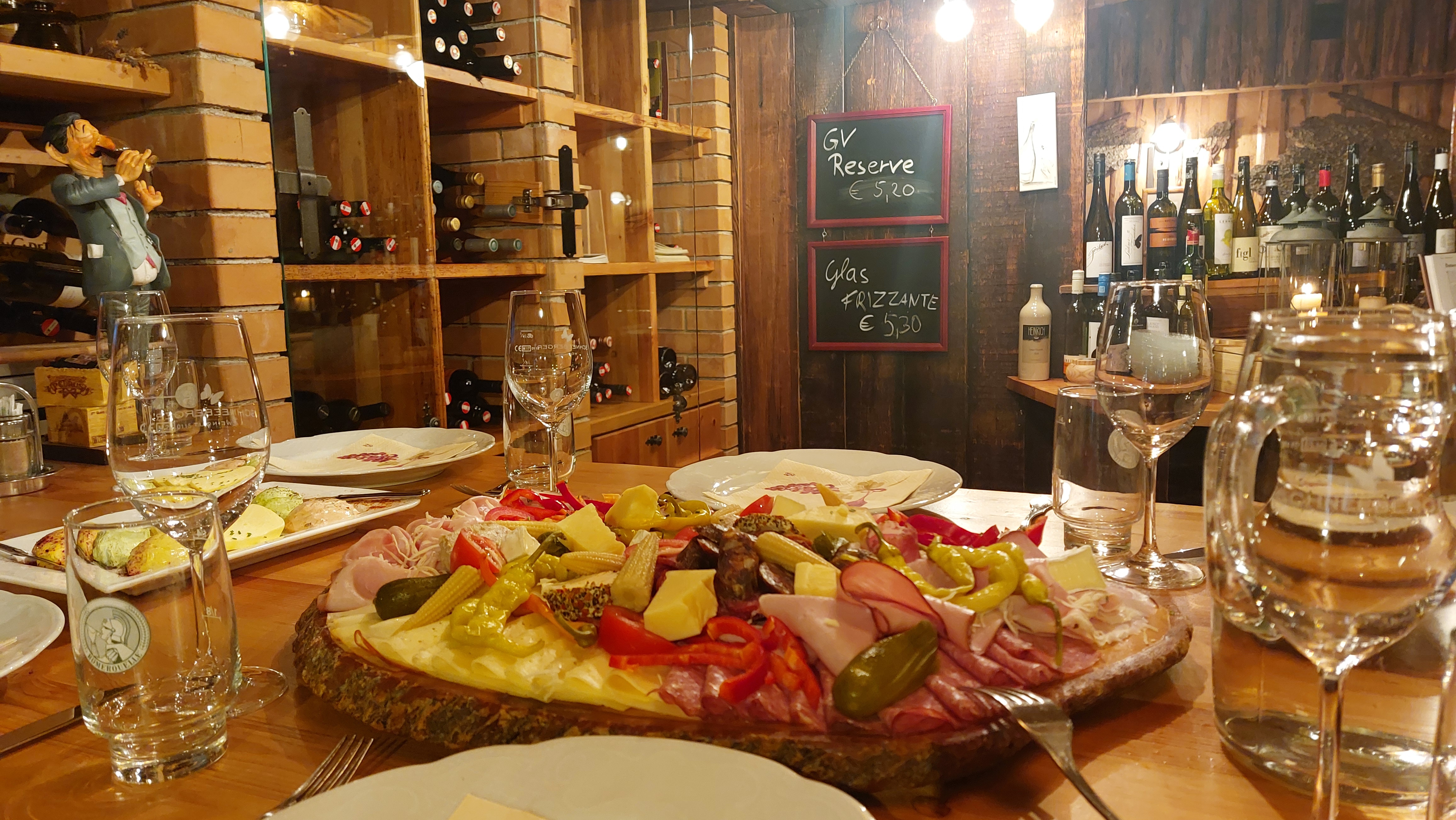 Heurigenjause im Weinkeller